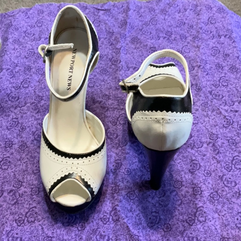 Newport News Women's Black and White Oxford Heels
